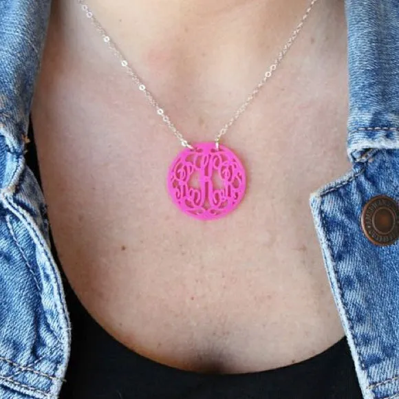 Rimmed Script Monogram Necklace (WS)